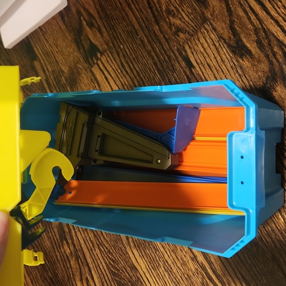 Hot wheels extra track and storage bin - Picture 3 of 3
